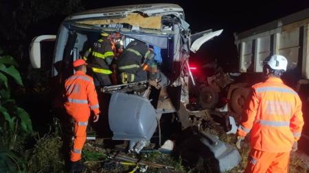 Motorista de ônibus ficou preso às ferragens