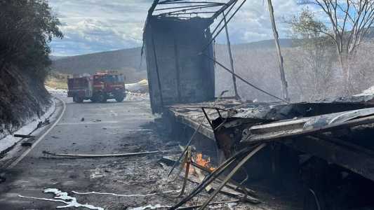 Motorista de uma das carretas morreu carbonizado