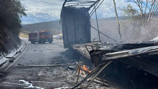 Motorista de uma das carretas morreu carbonizado
