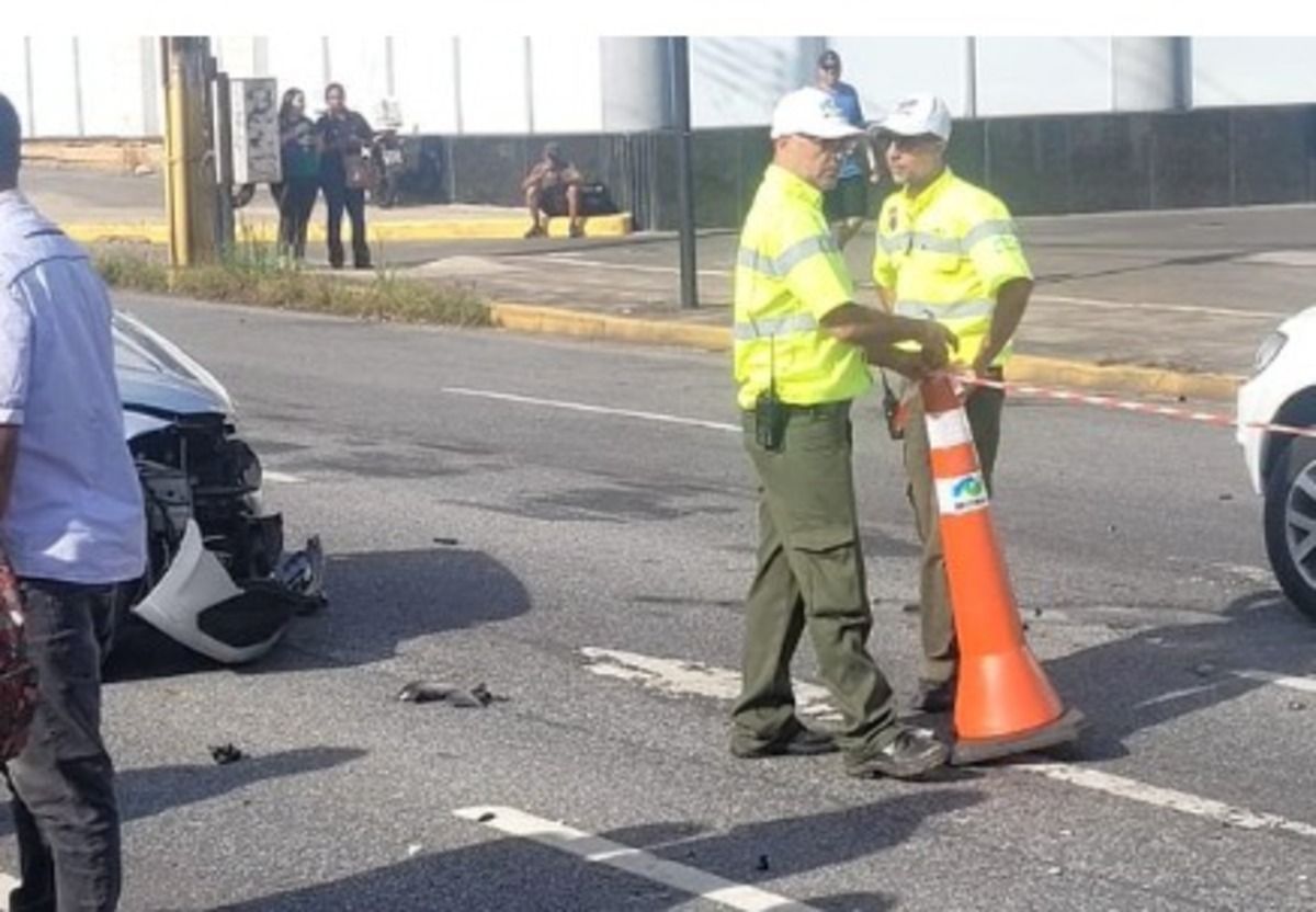 Motorista desmaia, passageira assume volante, mas não consegue evitar batida em BH