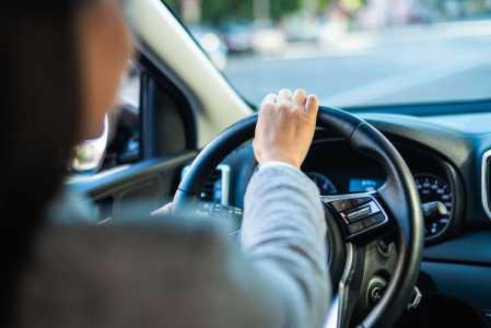 Motorista dirige carro