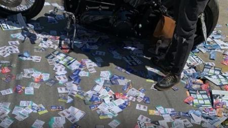 Motorista dispensa santinhos de madrugada, cena é filmada e ela é detida em casa na Grande BH