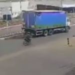 Vídeo: motociclista morre após ser atingido por caminhoneiro sem carteira em Uberlândia (MG)