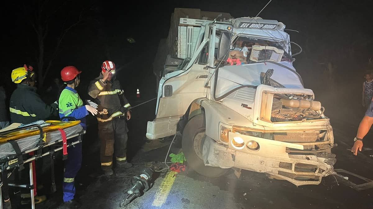 Motorista fica preso às ferragens após acidente com dois caminhões e um carro na BR-135 em Minas  