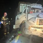 Motorista fica preso às ferragens após acidente com dois caminhões e um carro na BR-135 em Minas