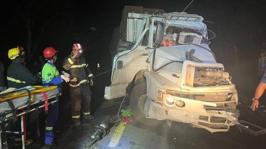 Motorista do caminhão ficou preso às ferragens