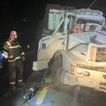 Motorista fica preso às ferragens após acidente com dois caminhões e um carro na BR-135 em Minas