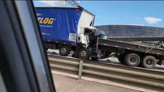 Motorista do caminhão morreu e está preso às ferragens