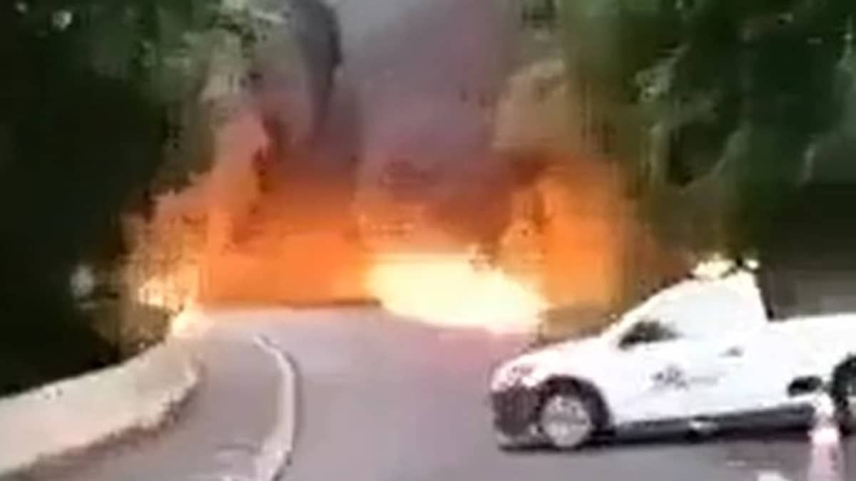 Veículos envolvidos em explosão com caminhão são retirados da BR-040 na serra de Petrópolis 