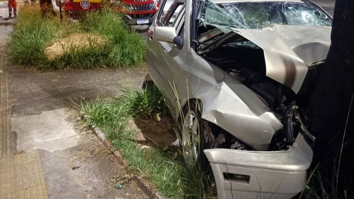 Mãe dirigia carro que bateu em árvore e matou filha no banco do passageiro na avenida Abílio Machado, em BH
