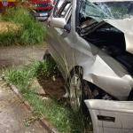 Mãe dirigia carro que bateu em árvore e matou filha no banco do passageiro na avenida Abílio Machado, em BH