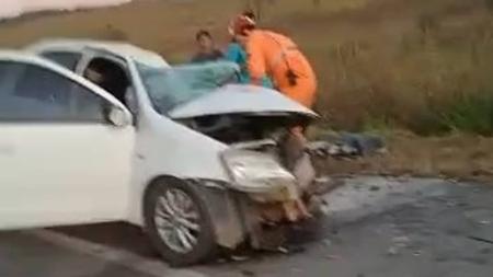 Motorista do carro morreu no local