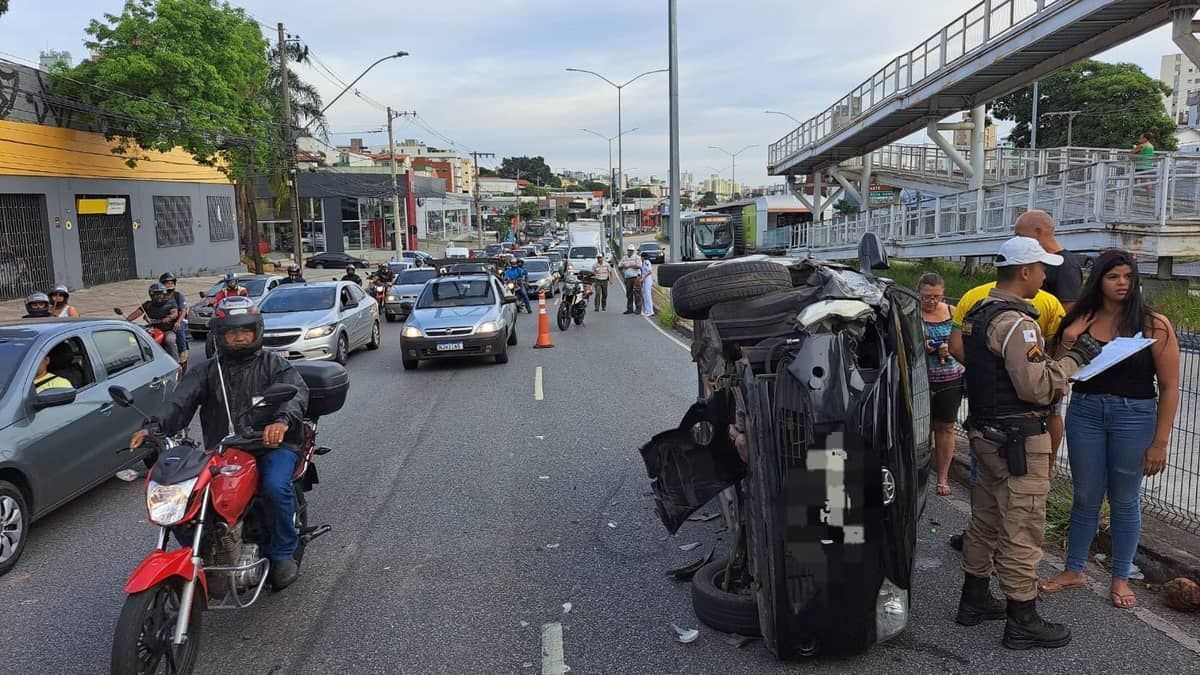 Capotamento trava o trânsito na avenida Cristiano Machado, em Belo Horizonte