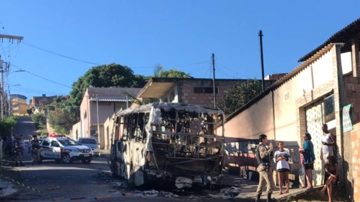 Homens rendem motorista e colocam fogo em ônibus em Ibirité