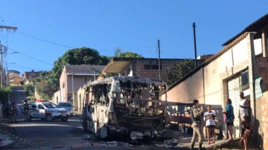 Motorista do ônibus disse que foi abordado pelos dois criminosos