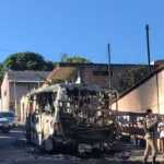 Homens rendem motorista e colocam fogo em ônibus em Ibirité