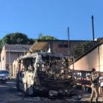 Homens rendem motorista e colocam fogo em ônibus em Ibirité