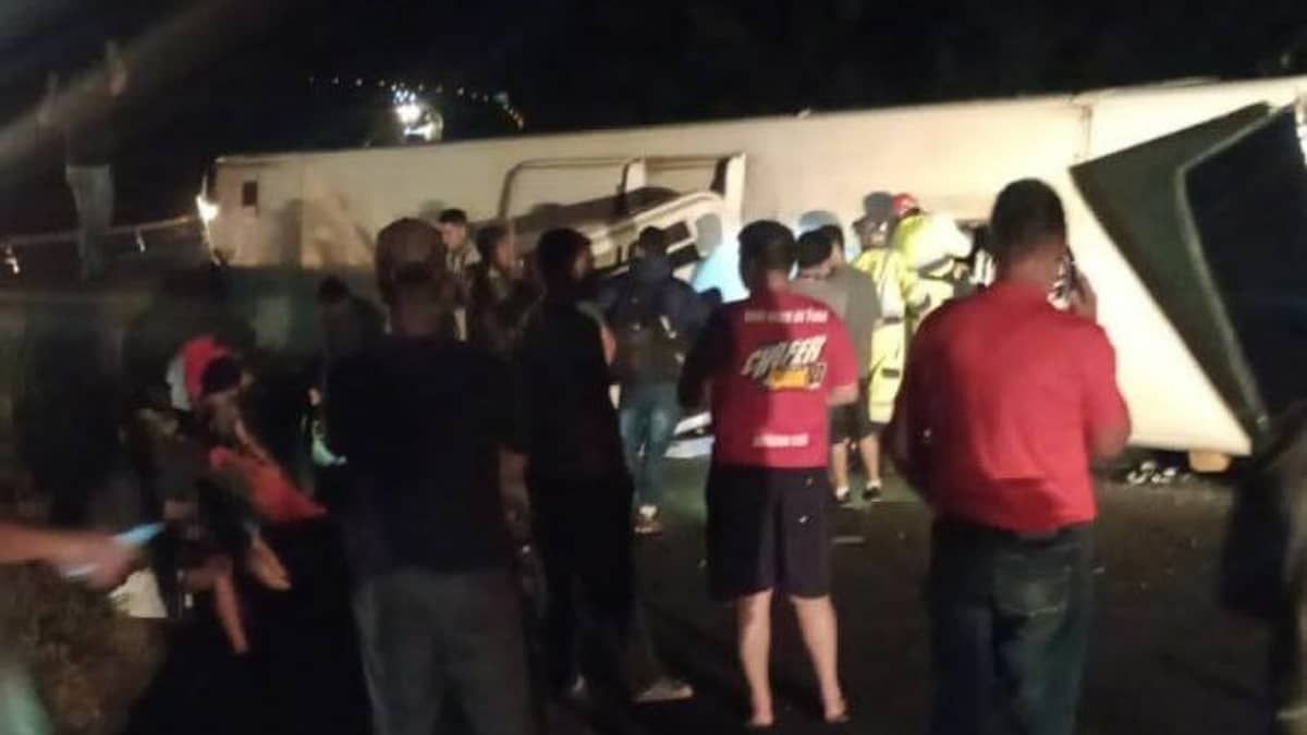 Motorista de ônibus morre em acidente com carreta na Fernão Dias