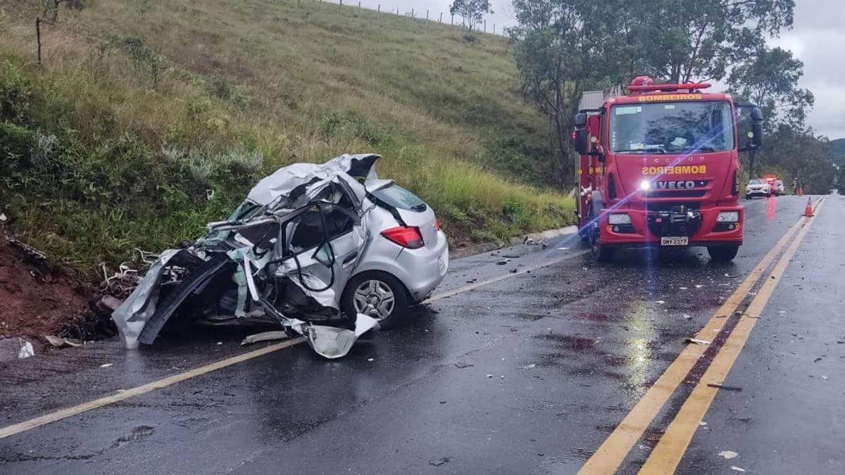 Motorista morre em acidente com micro-ônibus da saúde no interior de Minas  