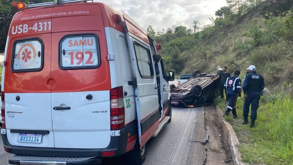 Carro capota na curva do Ponteio e deixa motorista ferido no Belvedere