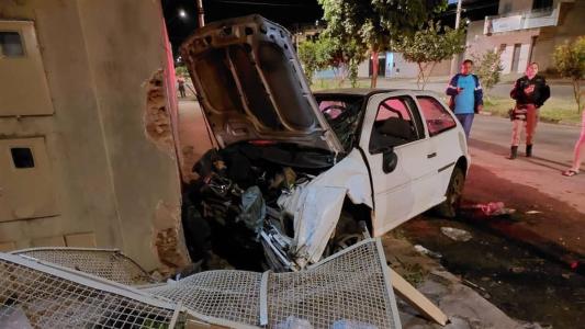 Motorista e passageiros abandonaram carro após batida