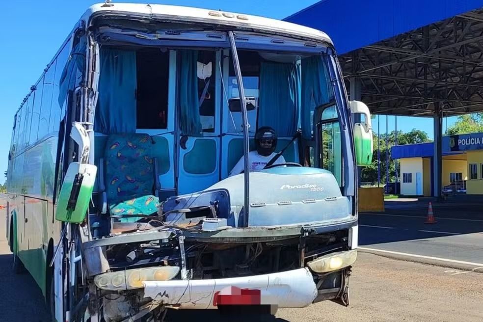 Motorista é preso ao dirigir ônibus batido, sem para-brisa e comprado pela internet em MS