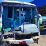 Motorista é preso ao dirigir ônibus batido, sem para-brisa e comprado pela internet em MS
