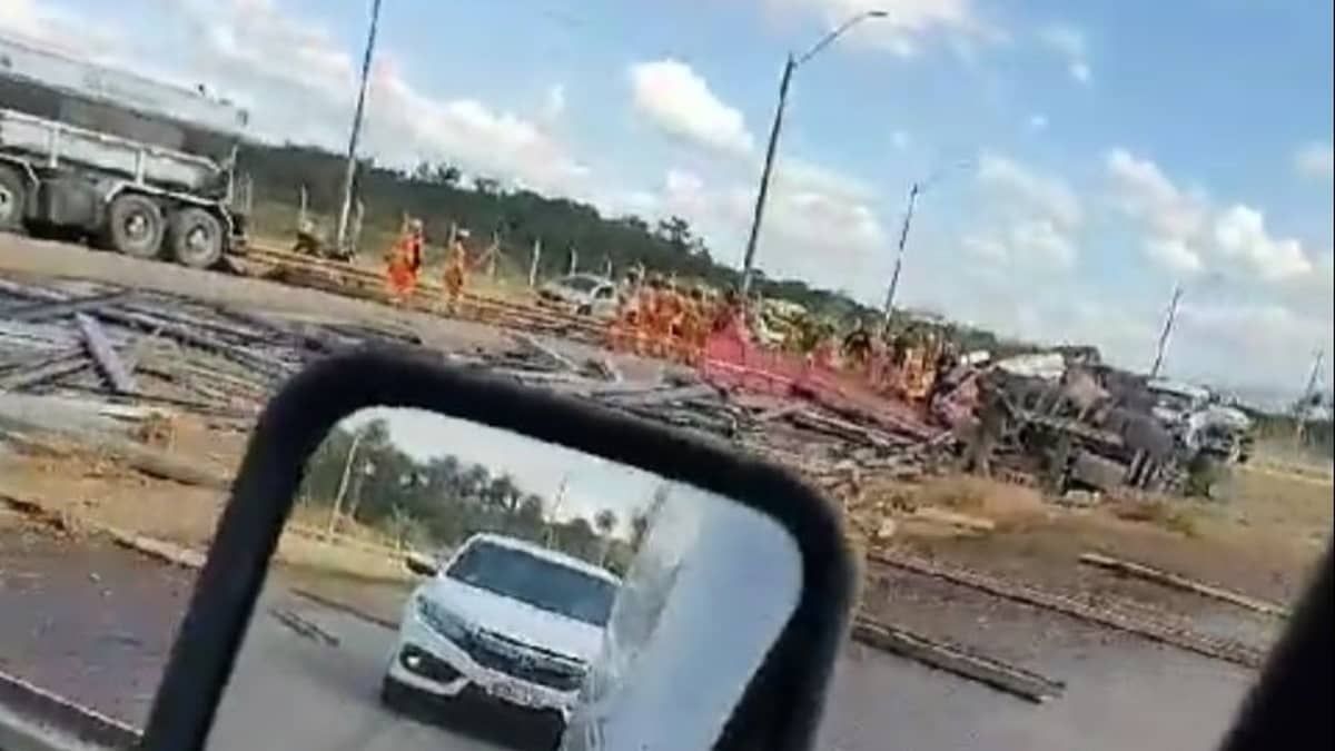 Caminhão tomba, motorista fica preso às ferragens e Contorno de Betim é interditado