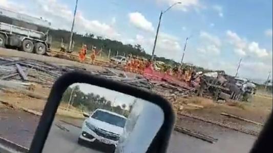 Motorista está preso às ferragens