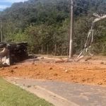 Caminhão bate em poste e motorista morre após ser arremessado em barranco em Nova Lima