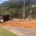 Caminhão bate em poste e motorista morre após ser arremessado em barranco em Nova Lima