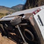 Motorista fica ferido após van capotar na BR-267 em Leopoldina (MG)