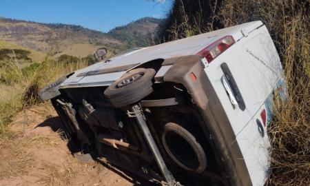 Motorista ferido van capotar BR-267 Leopoldina - Divulgação PRF.jpg