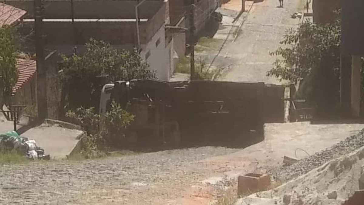 Caminhão de lixo tomba e fere motorista em Ribeirão das Neves