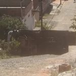 Caminhão de lixo tomba e fere motorista em Ribeirão das Neves