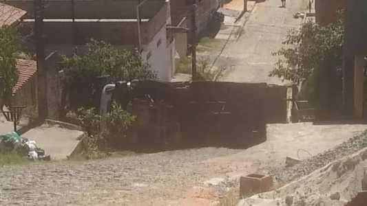 Motorista fica ferido após caminhão de lixo tombar em Ribeirão das Neves