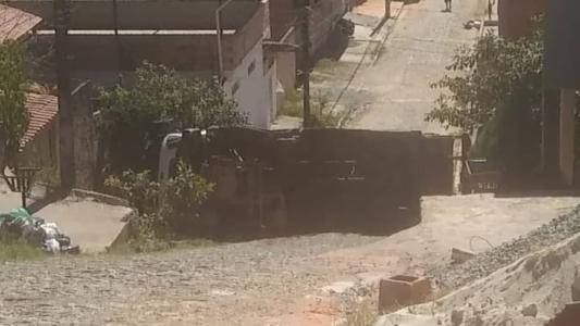 Motorista fica ferido após caminhão de lixo tombar em Ribeirão das Neves