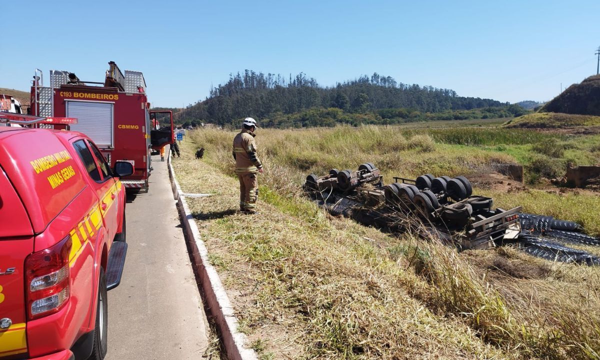 Motorista fica ferido em tombamento de carreta na BR-267 na Zona da Mata