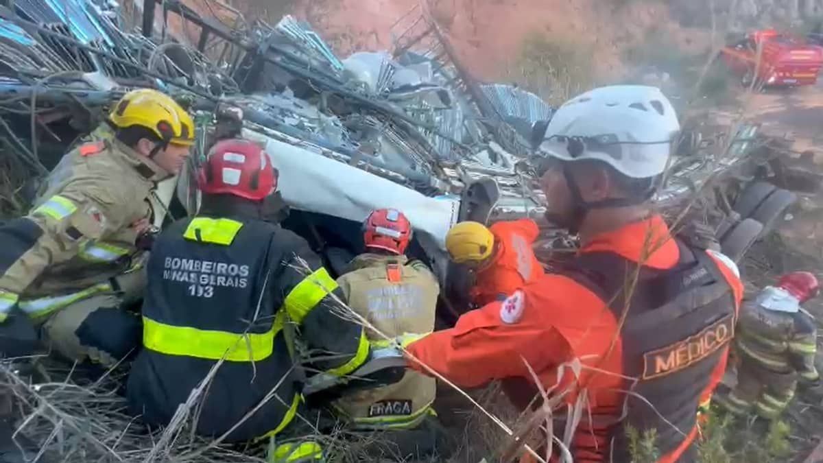 Motorista de caminhão bate em barranco na BR-381 em Caeté e fica preso às ferragens