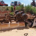 Caminhoneiro morre após carreta com soja cair em barranco de 4 metros no interior de Minas   