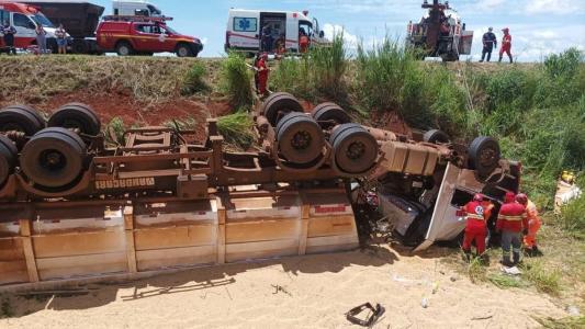 Motorista ficou preso às ferragens