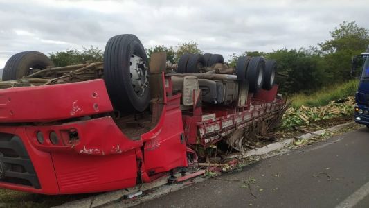 Motorista ficou preso às ferragens após caminhão tombar em Salinas