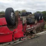 Vídeo: caminhão com repolho tomba e motorista fica preso na cabine no Norte de Minas 
