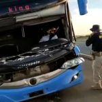 Vídeo: motorista com capacete dirige ônibus sem para-brisa