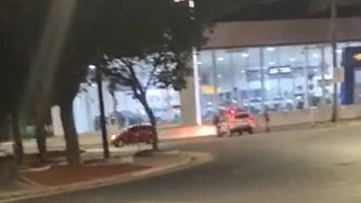 Vídeo: motorista em Ford Ka tenta atropelar militares durante fuga pelas ruas de Sete Lagoas  