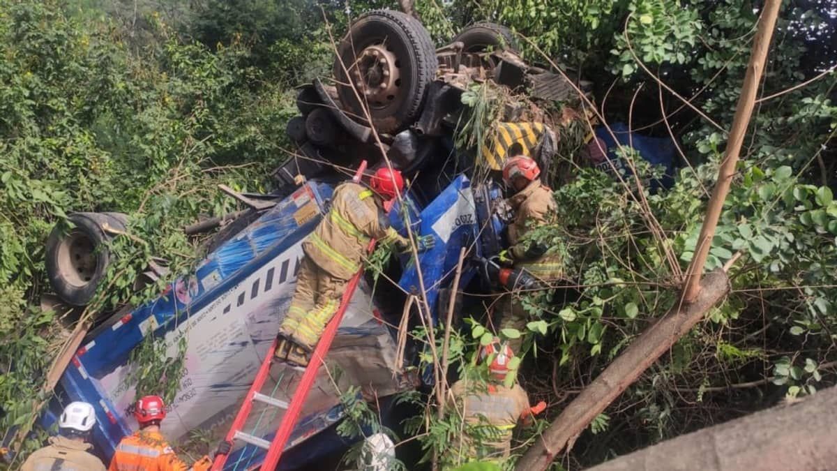 Motorista fica ferido após caminhão de coleta de lixo capotar em Sabará