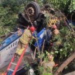 Motorista fica ferido após caminhão de coleta de lixo capotar em Sabará