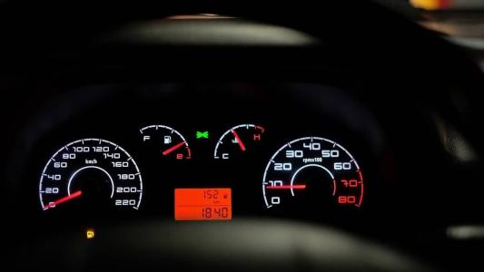 Motorista foi surpreendido com luzes no painel e 'barulho de sino'