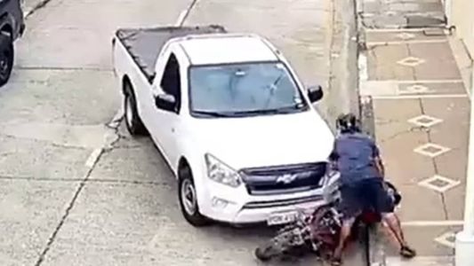 Motorista joga picape contra moto