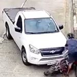 Motorista bate carro várias vezes em homem que havia acabado de roubar bolsa: vídeo